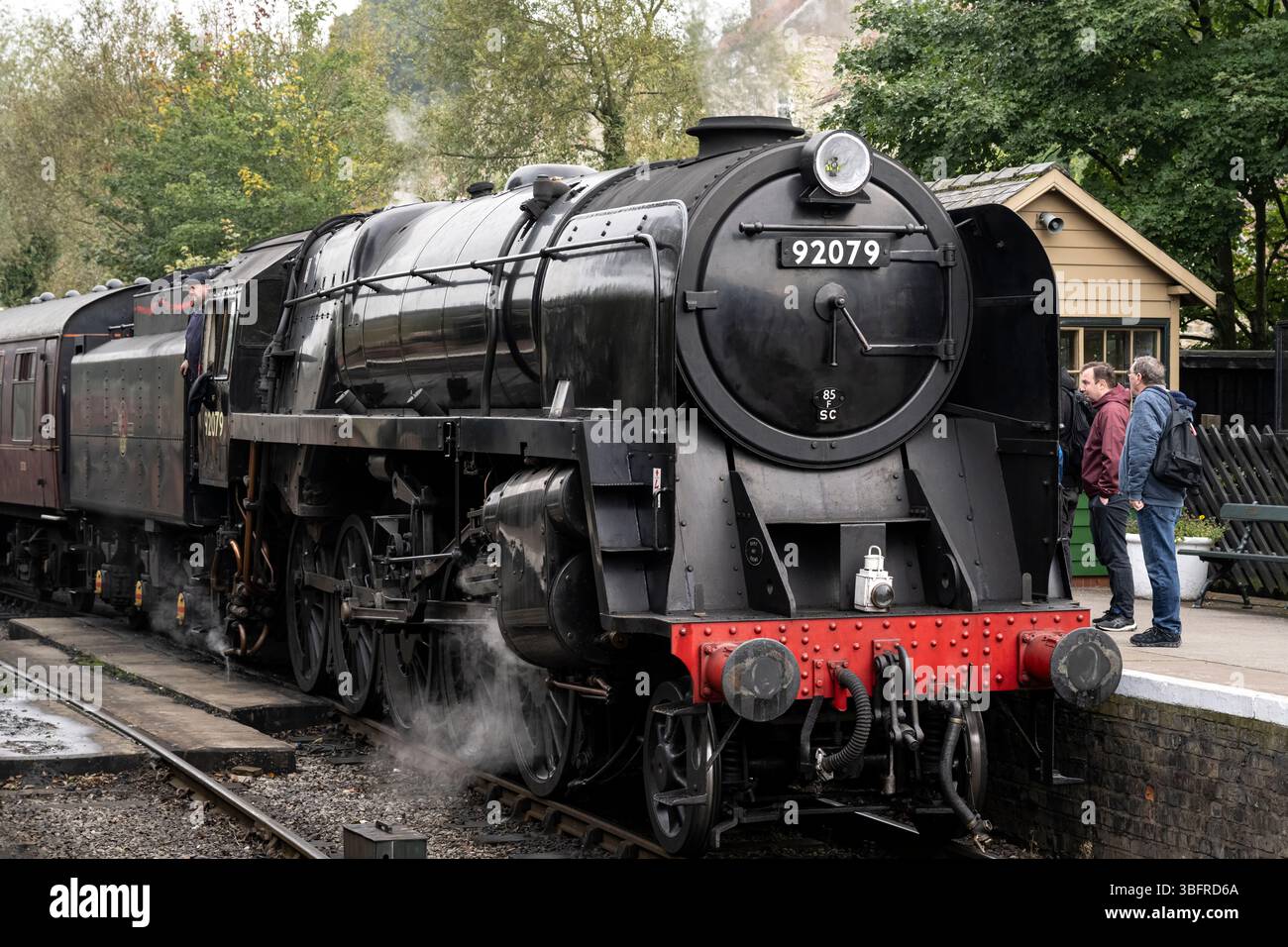 La locomotiva BR Standard Class 9F No. 92079 presso la stazione di Pickering durante il gala a vapore della North Yorkshire Moors Railway del 2024. Foto Stock