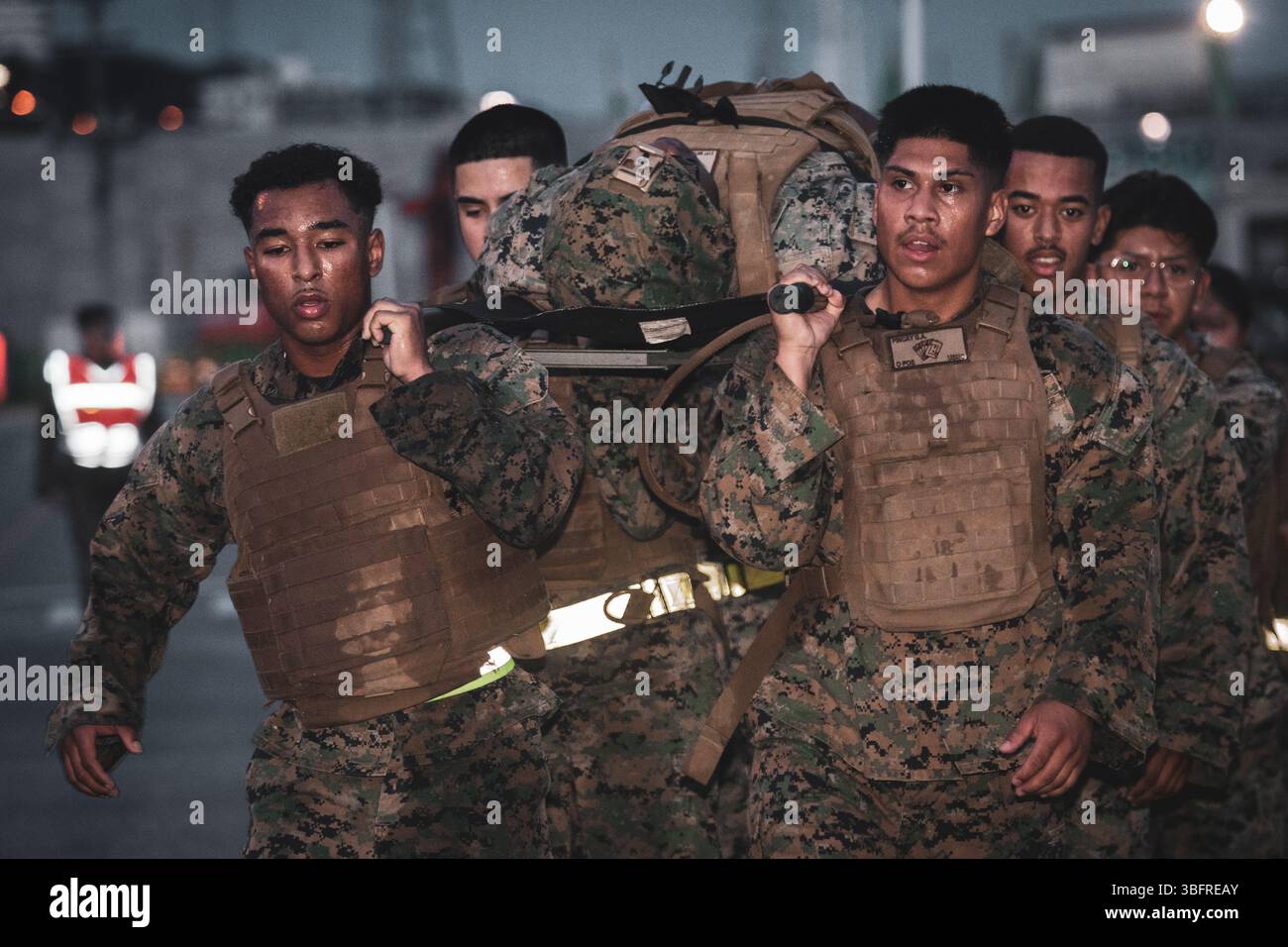 US Marines with Disbursing Detachment, Combat Logistics Regiment 37, 3rd Marine Logistics Group, conducono esercitazioni salvavita durante una corsa di rifornimento a Camp Foster, Okinawa, Giappone, 28 maggio 2025. La corsa di rifornimento è stata condotta per costruire resistenza al combattimento e rafforzare la prontezza operativa. (Foto del corpo dei Marines degli Stati Uniti del sergente Yasmine De la Rosa) Foto Stock