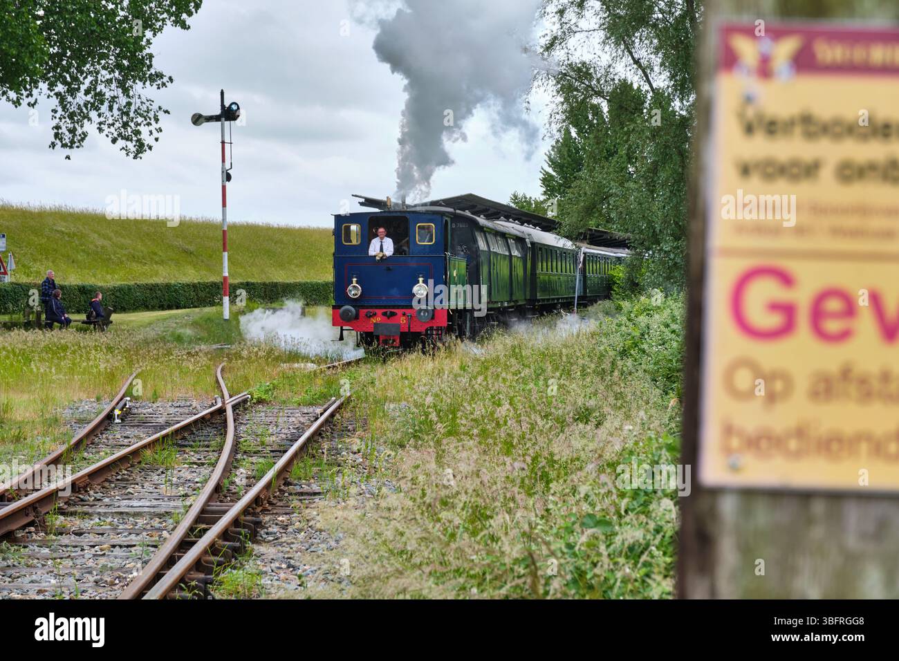 29 maggio 2025 - Hoedekenskerke-Paesi Bassi: Locomotiva a vapore Heritage la Mosa No. 5 "Enkhuizen" vista al contrario mentre parte con il suo treno da Hoed Foto Stock