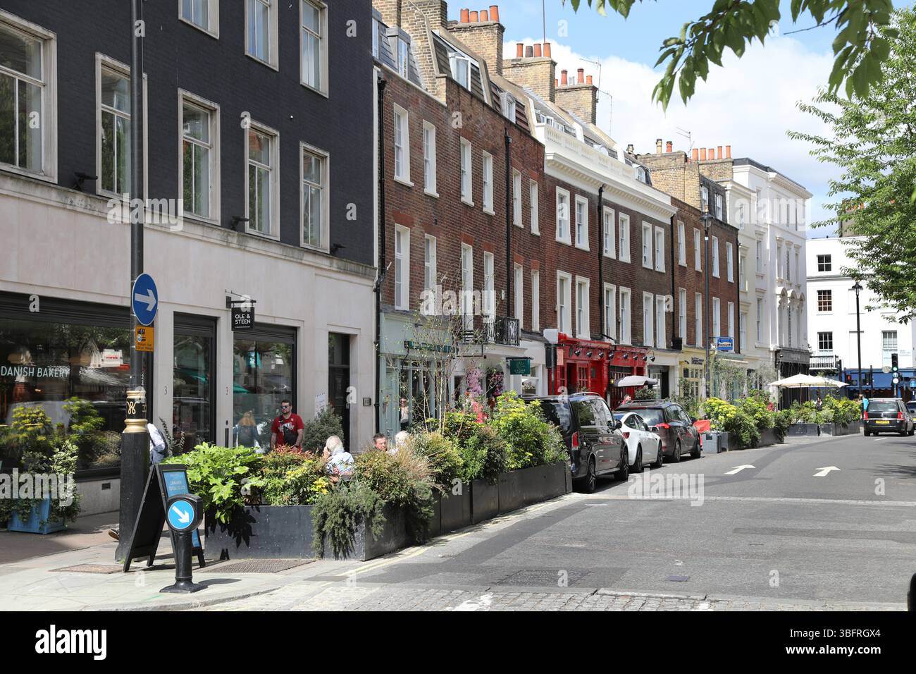 Vista a nord su Eccleston Street, Belgravia, Londra, Regno Unito. La gente ama mangiare all'aperto in questa ricca zona di Londra. Foto Stock