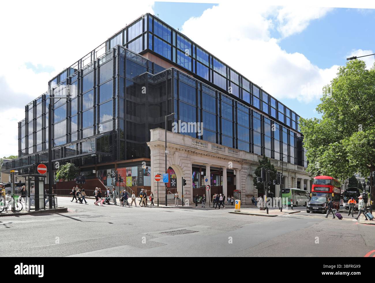 Edificio per uffici che copre la ferrovia presso Victoria Station, Londra, Regno Unito. Incrocio tra Buckingham Palace Road (a destra) e Eccleston Bridge (a sinistra). Foto Stock