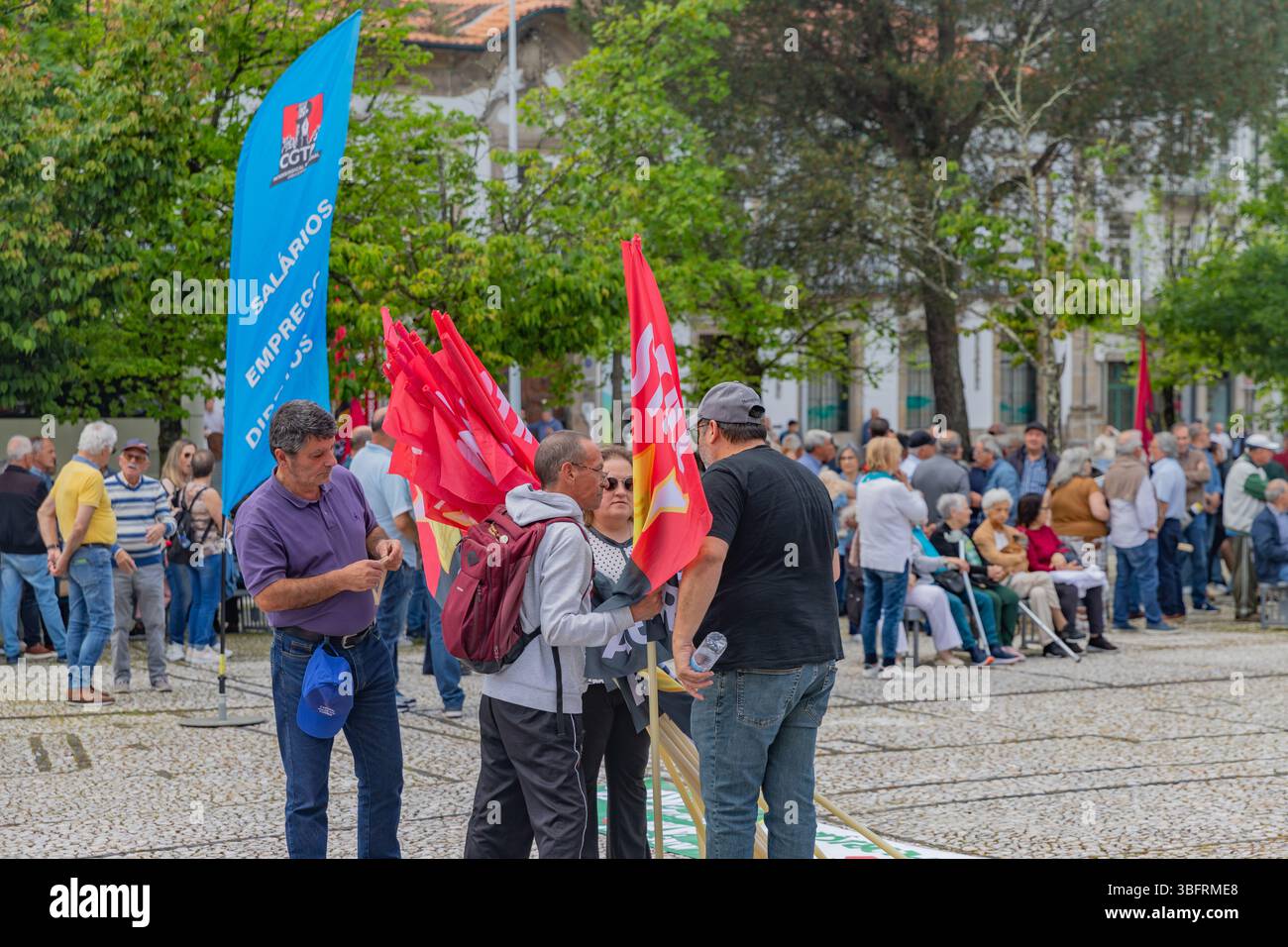 Guimaraes, Portogallo: 1° maggio 2025: Celebrazione e protesta del 1° maggio in Portogallo, Festa dei lavoratori, a Guimaraes, Portogallo Foto Stock