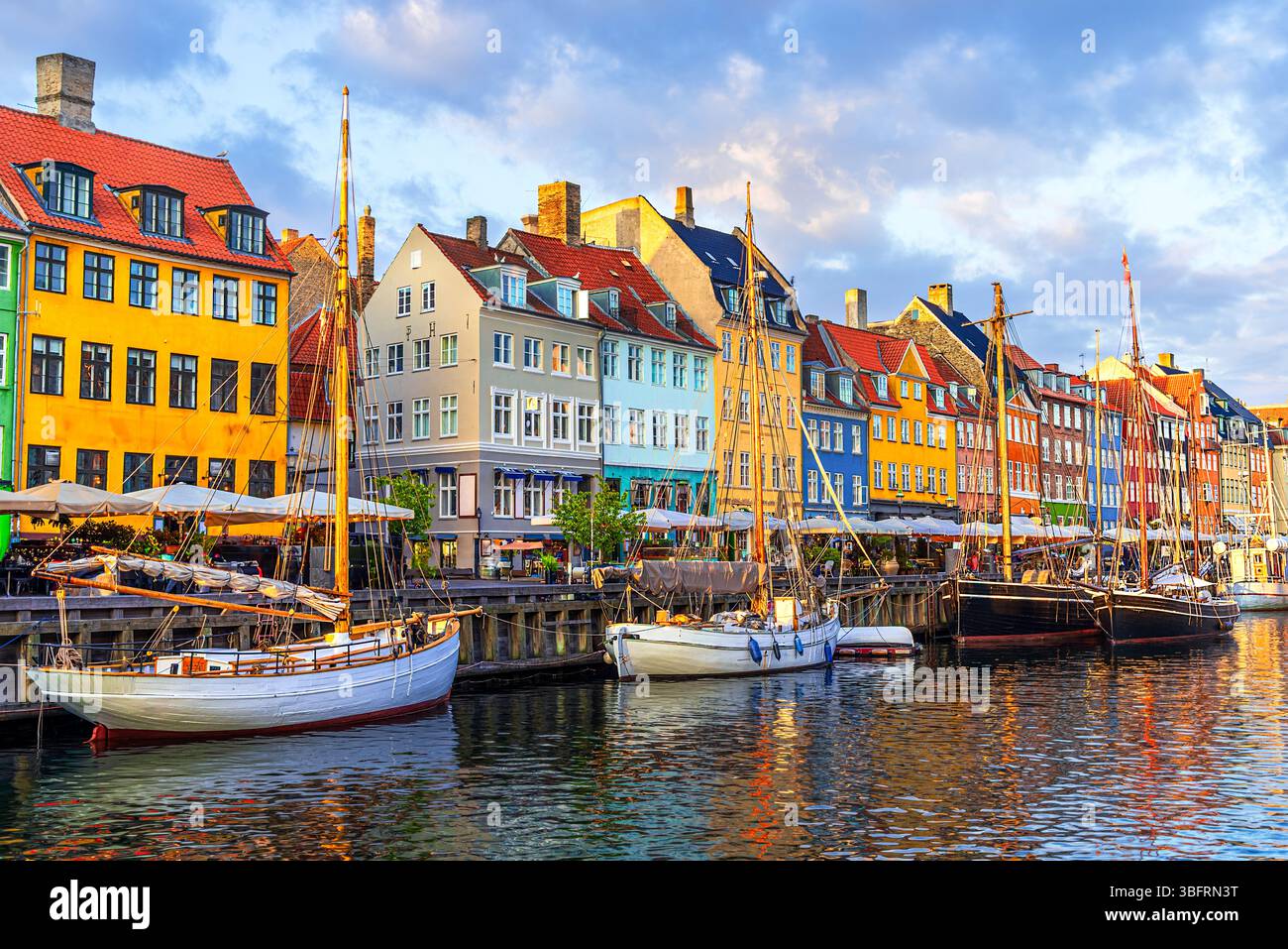 Copenaghen, Danimarca: Porto vecchio di Nyhavn con navi ed edifici colorati, città vecchia, destinazione di viaggio in Europa Foto Stock