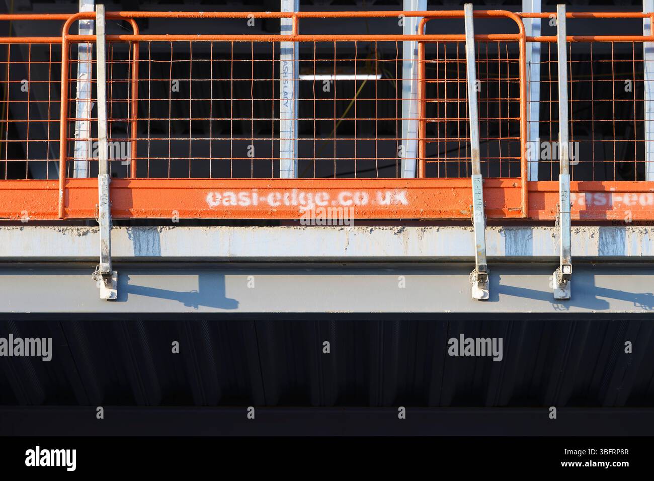 Telaio in acciaio con struttura a scheletro per mozzo civico Radcliffe con barriera di sicurezza per la protezione dei bordi nel cantiere di Greater manchester nel regno unito Foto Stock
