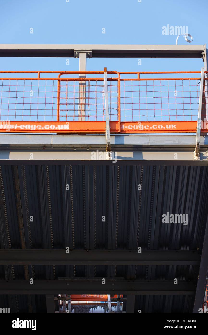 Telaio in acciaio con struttura a scheletro per mozzo civico Radcliffe con barriera di sicurezza per la protezione dei bordi nel cantiere di Greater manchester nel regno unito Foto Stock