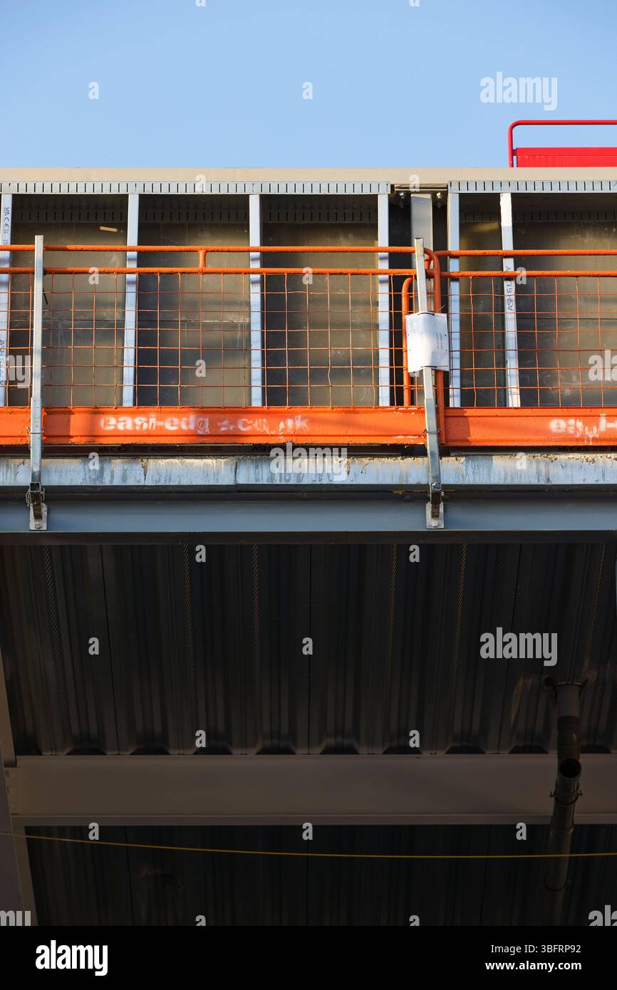 Telaio in acciaio con struttura a scheletro per mozzo civico Radcliffe con barriera di sicurezza per la protezione dei bordi nel cantiere di Greater manchester nel regno unito Foto Stock
