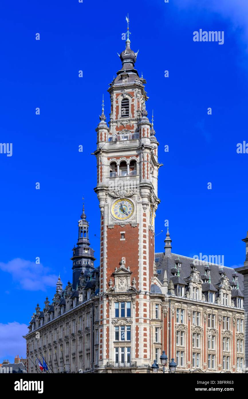 Lo splendido campanile della camera di commercio (Beffroi de la Chambre de Commerce de Lille) sorge sopra la maggior parte della città di Lille nel nord della Francia. Foto Stock