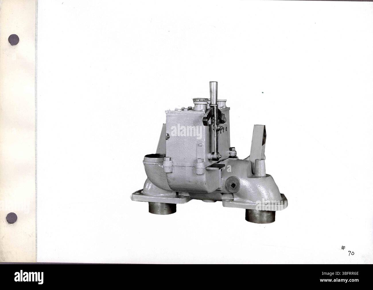 Questa pagina della collezione fotografica di Rumely Manufacturing Co. Presenta immagini in bianco e nero di vari modelli di trattori a olio, nonché viste dello stabilimento la porte dell'azienda. Foto Stock