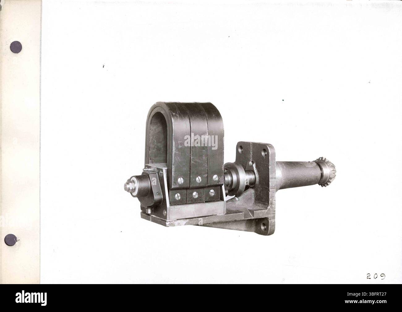 Questa pagina dell'archivio fotografico di Rumely Manufacturing Co. Presenta foto in bianco e nero dei trattori a trazione d'olio e viste dello stabilimento di la porte, evidenziando l'evoluzione del design dei trattori. Foto Stock