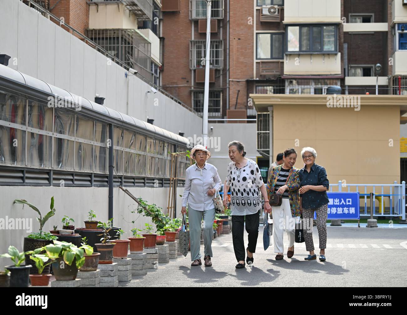 (250603) -- TIANJIN, 3 giugno 2025 (Xinhua) -- i residenti camminano in un quartiere rinnovato nel quartiere degli affari di Nanmenwai Street, Tianjin, nella Cina settentrionale, 29 maggio 2025. Negli ultimi anni Tianjin ha attivamente attuato un programma di rinnovamento e aggiornamento per le aree urbane centrali. Sono state pianificate di gran lunga 40 aree di rinnovamento urbano, incentrate sulla ristrutturazione di vecchie zone residenziali, sulla protezione e l’utilizzo di reliquie industriali e sul riutilizzo di beni inutilizzati. Attraverso il rinnovamento dell'area urbana, la città mira a migliorare le condizioni di vita delle persone, preservare e portare avanti la storica herit Foto Stock