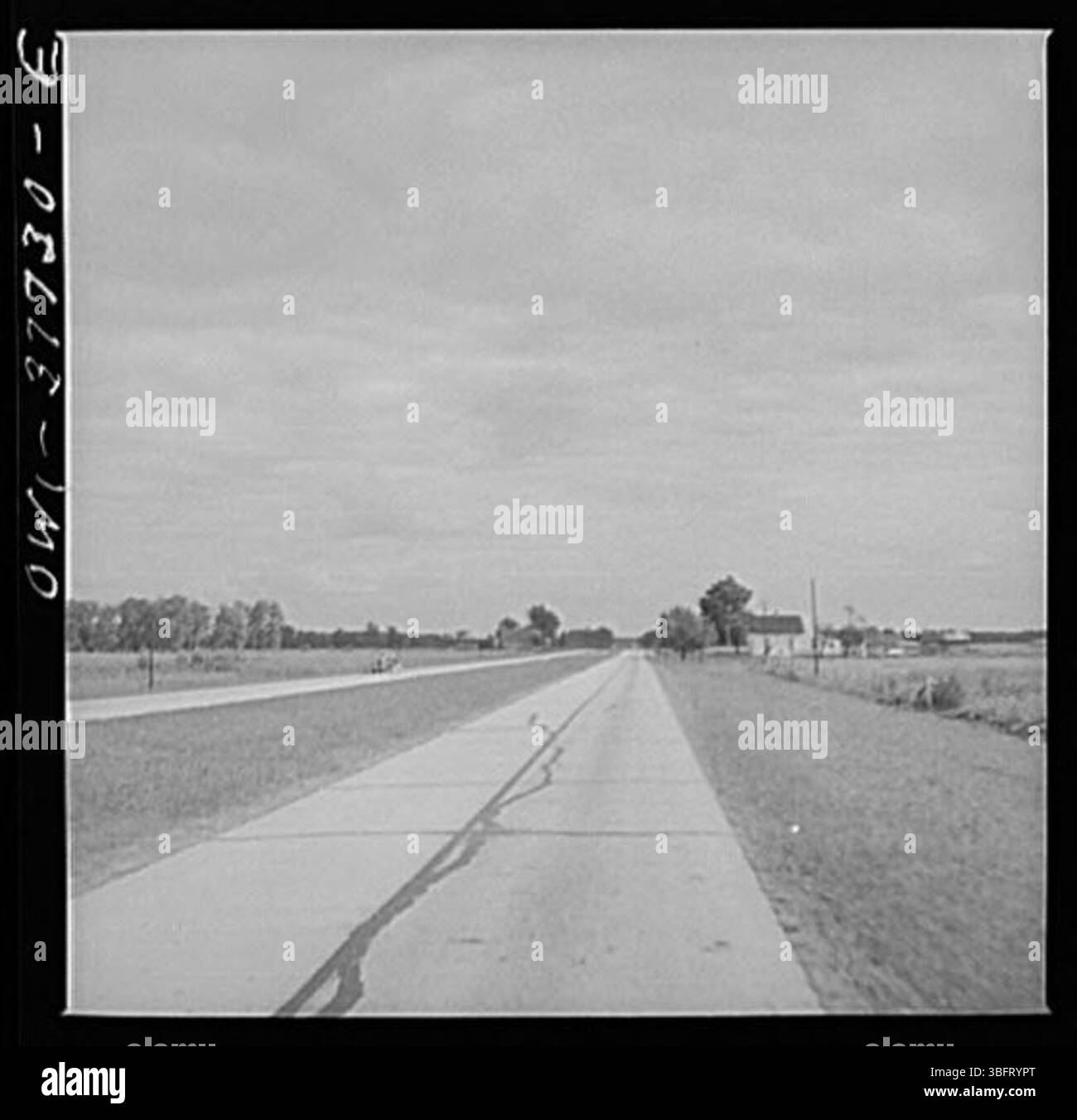 Questa foto mostra la vista da un autobus sulla strada per Chicago, con un tratto di autostrada in Indiana, che offre uno scorcio dei paesaggi rurali e autostradali della regione. Foto Stock