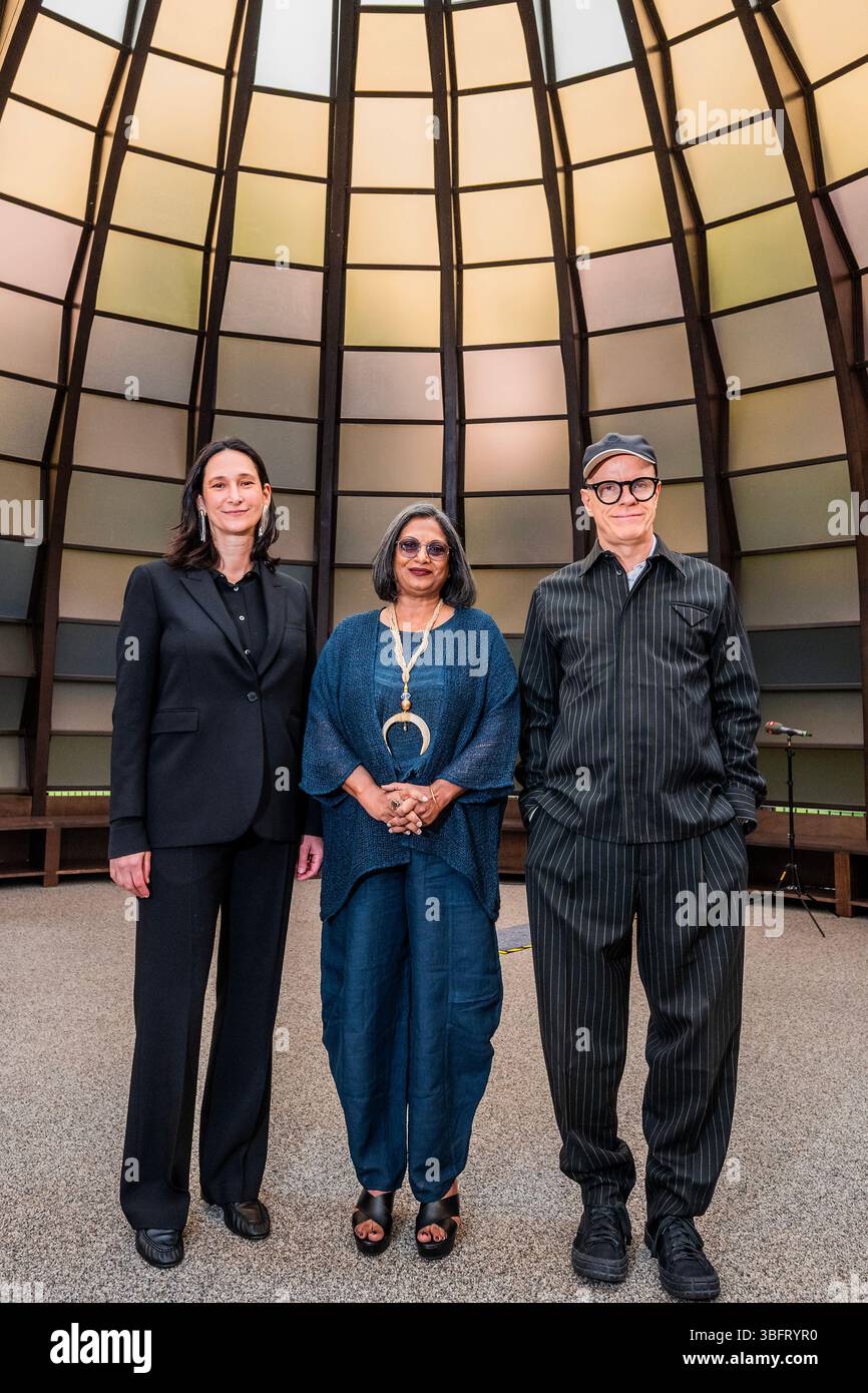 Londra, Regno Unito. 3 giugno 2025. Serpentine Pavilion 2025, Capsule in Time, progettato dall'architetto ed educatore del Bangladesh Marina Tabassum (nella foto con Bettina Korek, Chief Executive, e Hans Ulrich Obrist, Direttore Artistico) e la sua ditta Marina Tabassum Architects (MTA) a Serpentine South, sarà in funzione e aperto al pubblico dal 6 giugno al 26 ottobre 2025. Crediti: Guy Bell/Alamy Live News Foto Stock