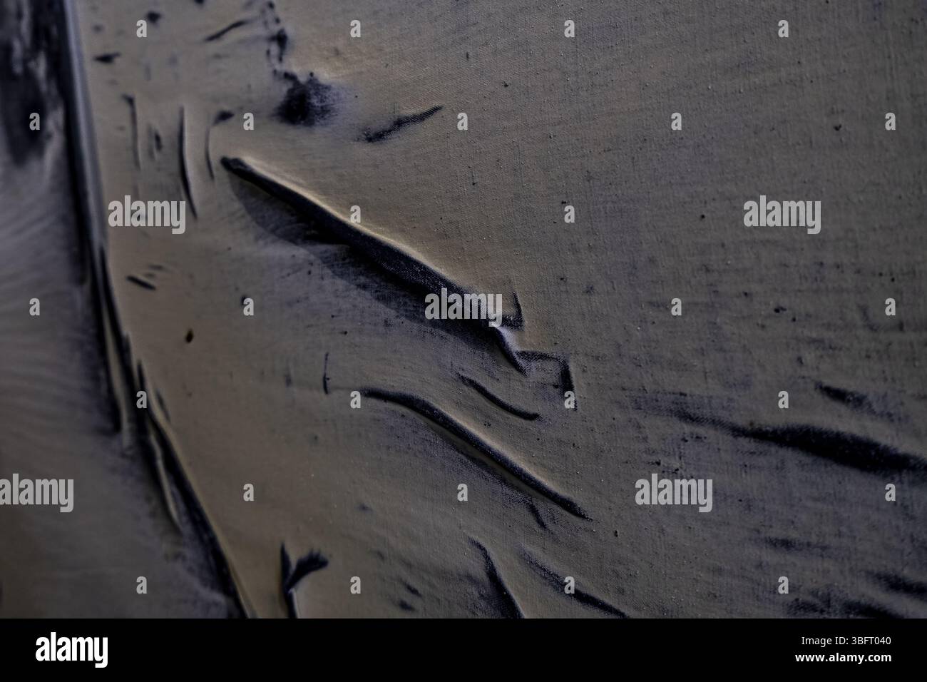 Texture nera su tela dipinta, oscurità e luminosità, artistica Foto Stock
