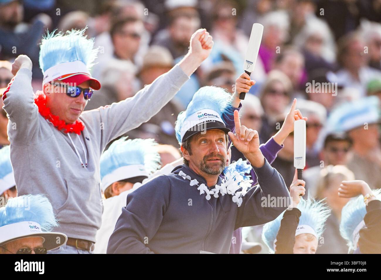 Hove UK 1 giugno 2025 - i tifosi si godono la partita di cricket T20 Vitality Blast tra Sussex Sharks e Gloucestershire al 1° Central County Ground di Hove: Credit Simon Dack /TPI/ Alamy Live News Foto Stock
