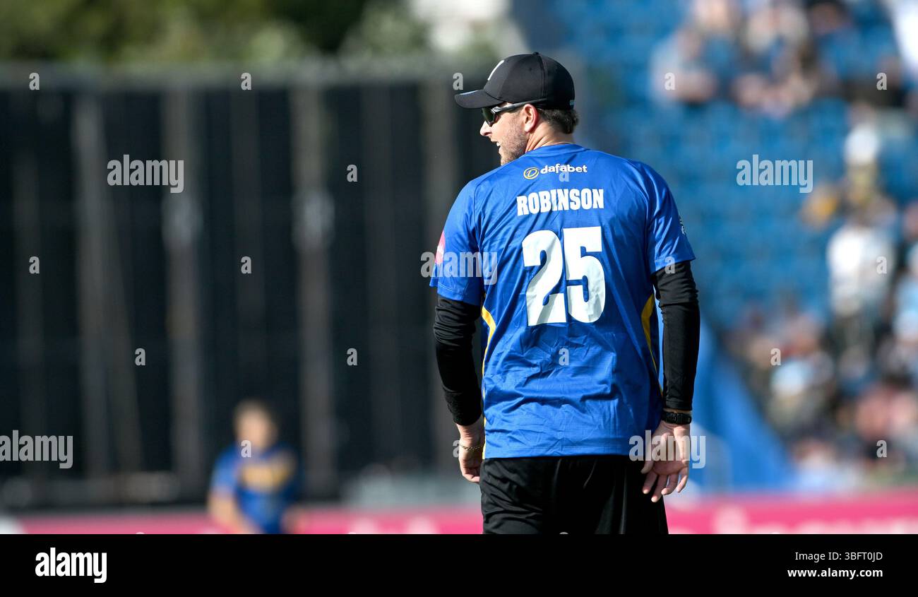 Hove UK 1 giugno 2025 - Ollie Robinson dei Sussex Sharks nella partita di cricket T20 Vitality Blast tra Sussex Sharks e Gloucestershire al 1st Central County Ground di Hove: Credit Simon Dack /TPI/ Alamy Live News Foto Stock