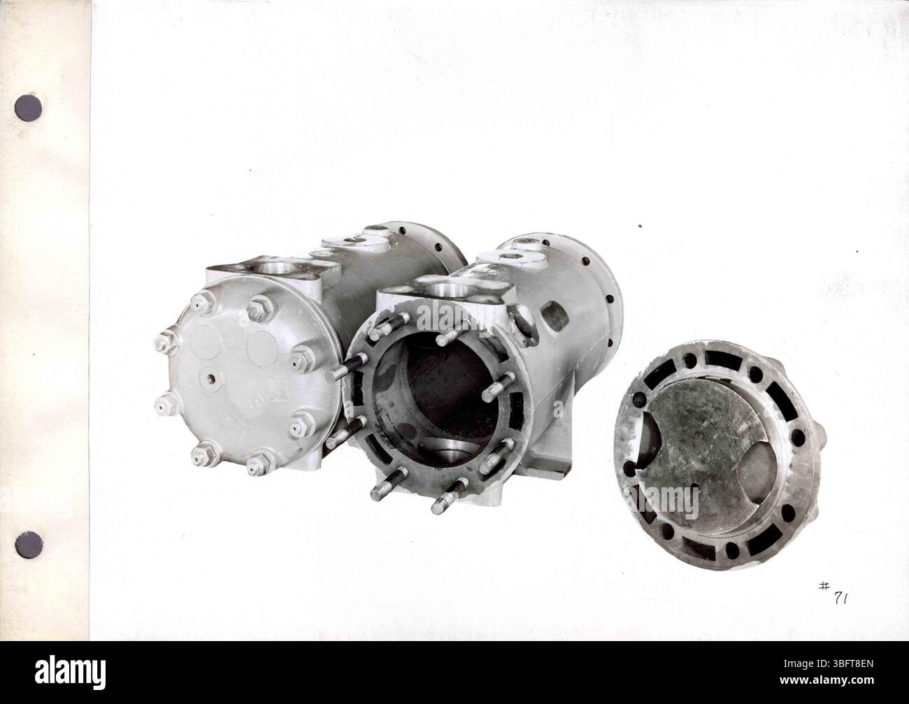 Questa pagina dell'archivio fotografico di Rumely Manufacturing Co. Mostra vari modelli dei trattori a trazione d'olio dell'azienda e offre viste dello stabilimento la porte con descrizioni. Foto Stock