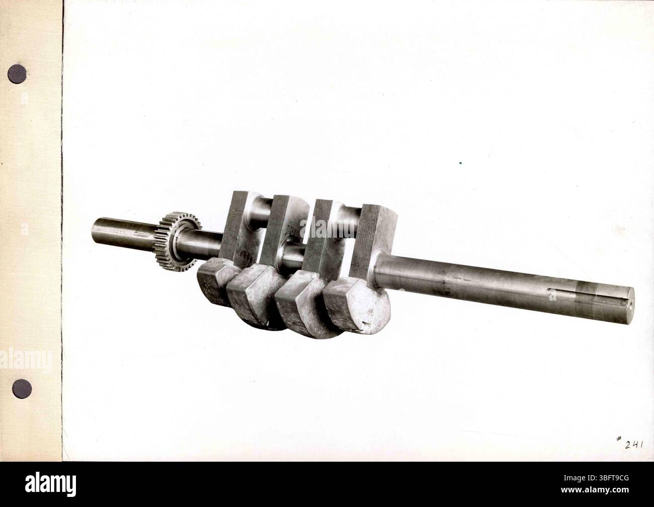 A pagina 33 sono presentati i registri visivi dei trattori a trazione a olio Rumely e delle strutture di la porte, Indiana, catturati con fotografie in bianco e nero. Foto Stock