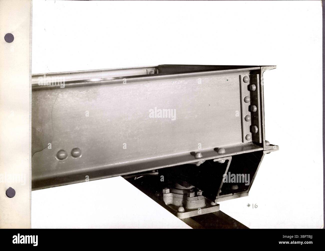 Questa collezione di fotografie in bianco e nero di Rumely Manufacturing Co. Presenta trattori a olio e varie scene di fabbrica di la porte, Indiana. Le descrizioni sul retro offrono una panoramica dei metodi di produzione e del contesto storico dell'azienda. Foto Stock