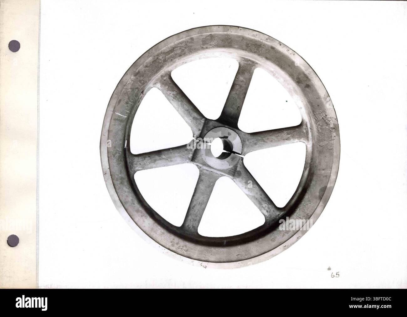 Questa pagina della collezione fotografica di Rumely Manufacturing Co. Presenta immagini di trattori a trazione di olio e viste dello stabilimento di la porte, Indiana, accompagnate da descrizioni dettagliate digitate. Foto Stock