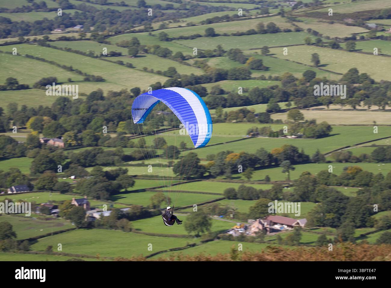 Blue Canopy Parachute Sailing: Sopra South Shropshire, Parascending & gliding Club, Long Mynd Church Stretton, South Shropshire West Midlands Foto Stock