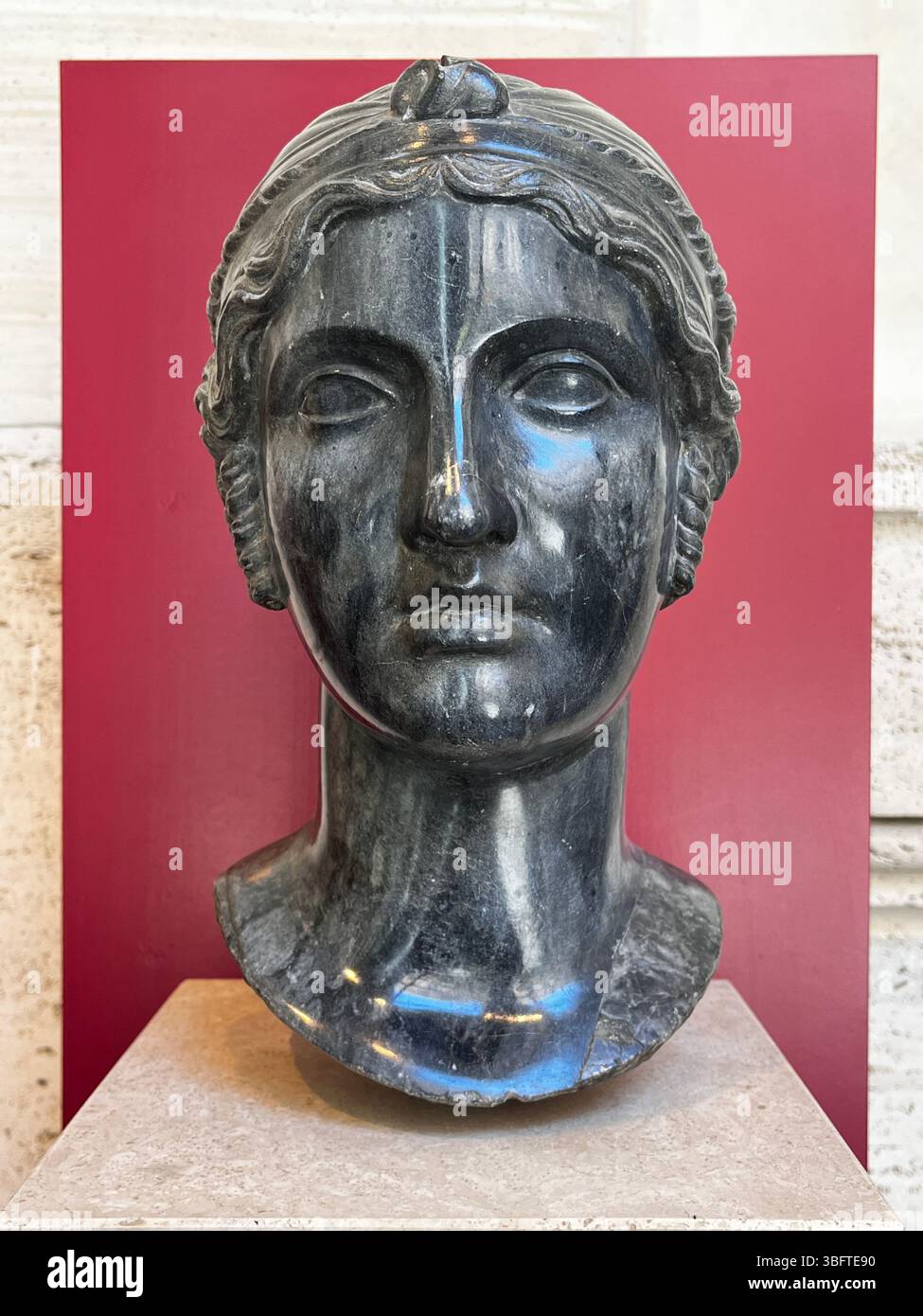 Palazzo massimo, Roma - ritratto della testa di busto di donna con elaborato stile aristico è il poeta Saffo - (612 - 580 a.C.) - replica del XVIII secolo Foto Stock