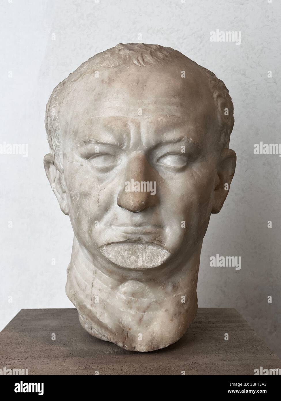 Palazzo massimo, Roma - Busto capo dell'imperatore Vespasiano dal 69 al 79. L'ultimo imperatore a regnare nell'anno dei quattro imperatori, fondò la dinastia Flavia, che governò l'Impero per 27 anni. Foto Stock