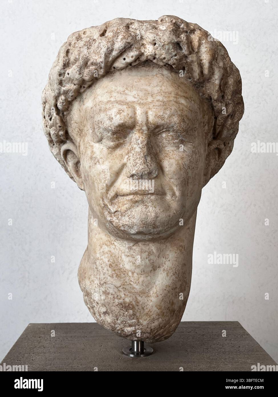 Palazzo massimo, Roma - Busto capo dell'imperatore Vespasiano dal 69 al 79. L'ultimo imperatore a regnare nell'anno dei quattro imperatori, fondò la dinastia Flavia, che governò l'Impero per 27 anni. Foto Stock