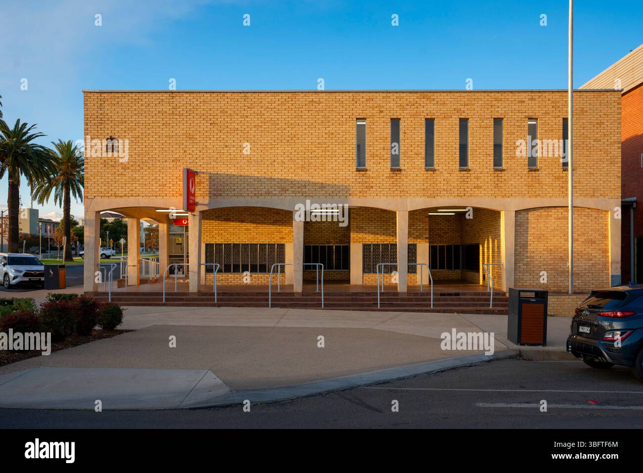 Calda luce di mattina presto sull'edificio dell'Australia Post progettato dal funzionalista a Leeton, nuovo Galles del Sud Foto Stock