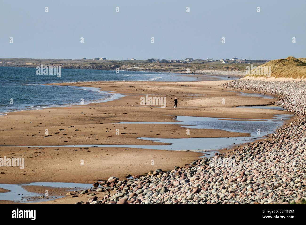 uomo che cammina su un ceann ramhar doohoma testa doohoma spiaggia contea mayo repubblica d'irlanda Foto Stock