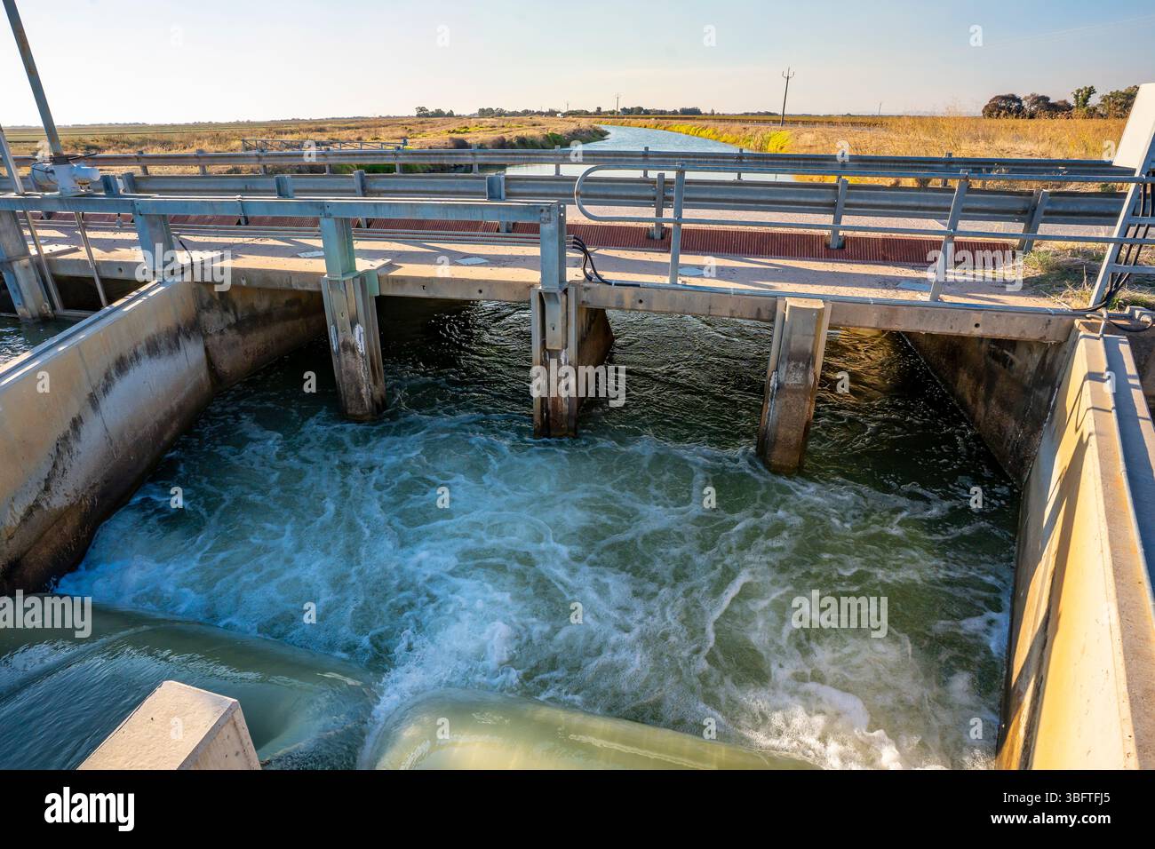 Un canale di irrigazione weir vicino a Leeton e Griffith nel nuovo Galles del Sud fa parte del Murrumbidgee Irrigation Scheme o area in Australia Foto Stock