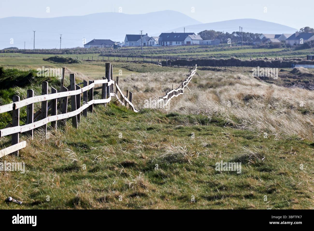 recinzione di legno lungo la costa in un ceann ramhar wild atlantic way discovery point doohoma head doohoma beach county mayo repubblica d'irlanda Foto Stock