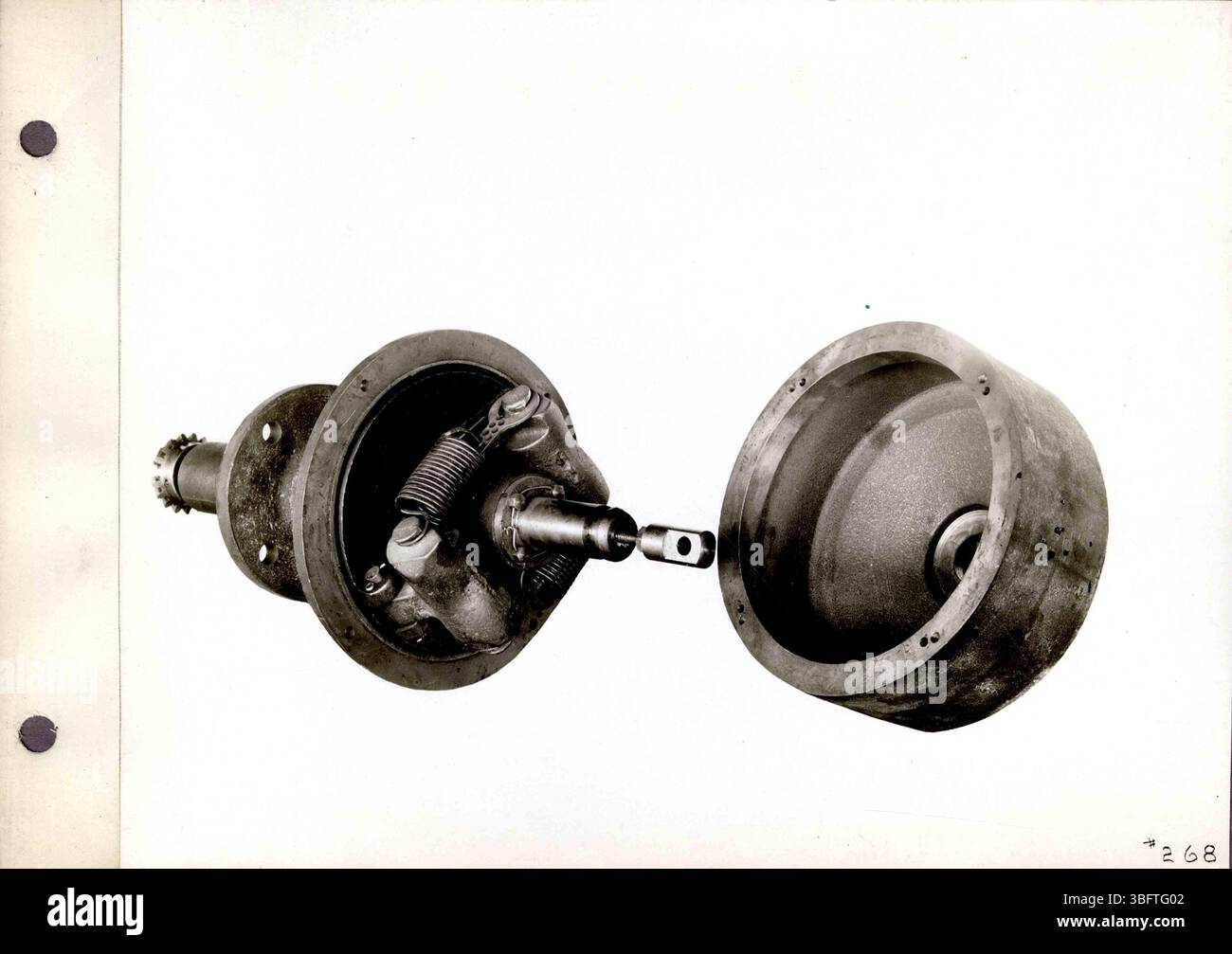 Questo set di fotografie in bianco e nero mostra vari trattori a trazione a olio Rumely e viste di fabbrica a la porte, Indiana, con descrizioni digitate che forniscono il contesto per ogni foto. Le immagini mostrano il processo di produzione e i prodotti dell'azienda. Foto Stock