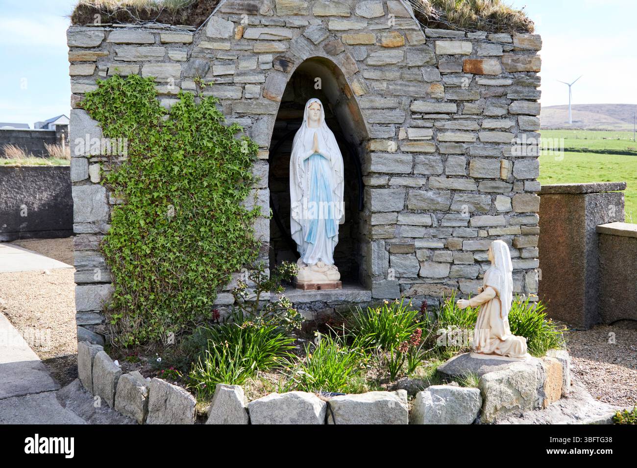 grotta del santuario mariano nel terreno della chiesa di nostra signora di lourdes glencastle contea di mayo repubblica d'irlanda Foto Stock