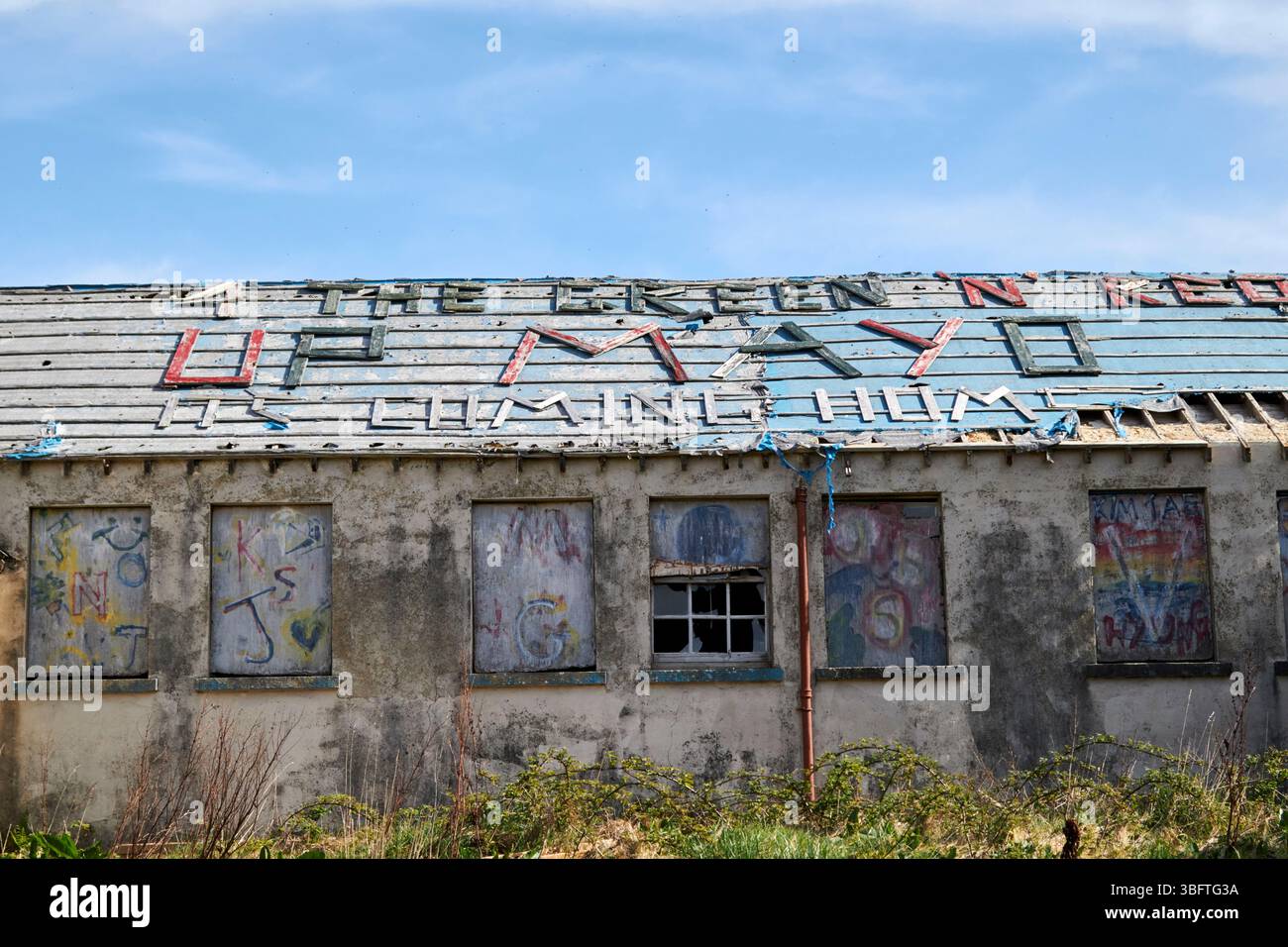 il verde e rosso mayo il suo ritorno a casa vecchi segni di sostegno della squadra della contea di gaa intemperie su un vecchio edificio scolastico della contea di mayo repubblica d'ire Foto Stock