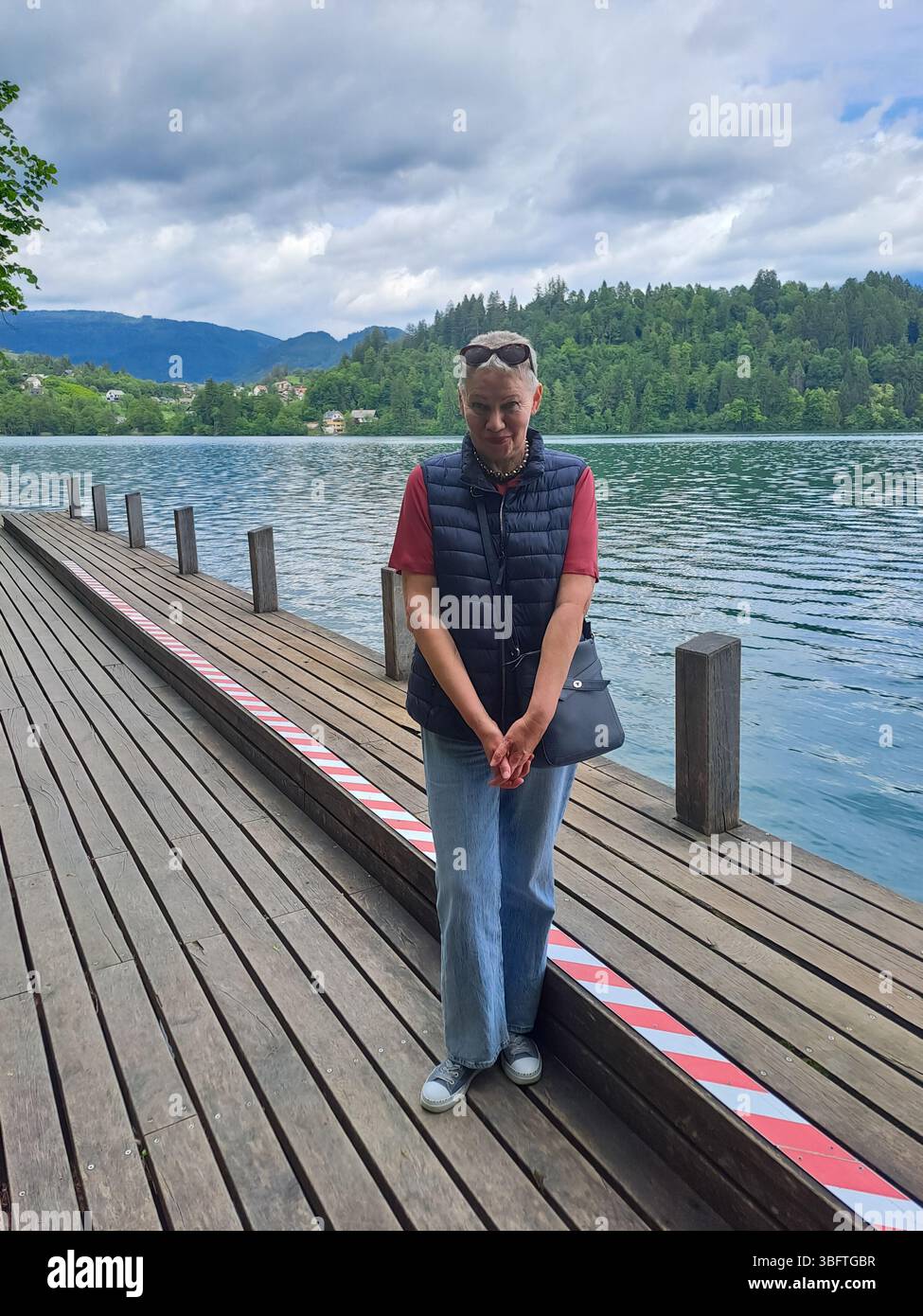 Illustrazione dei contenuti turistici. Splendida vista sull'argine di Bled. Vacanze in Slovenia, maggio 2025 Foto Stock