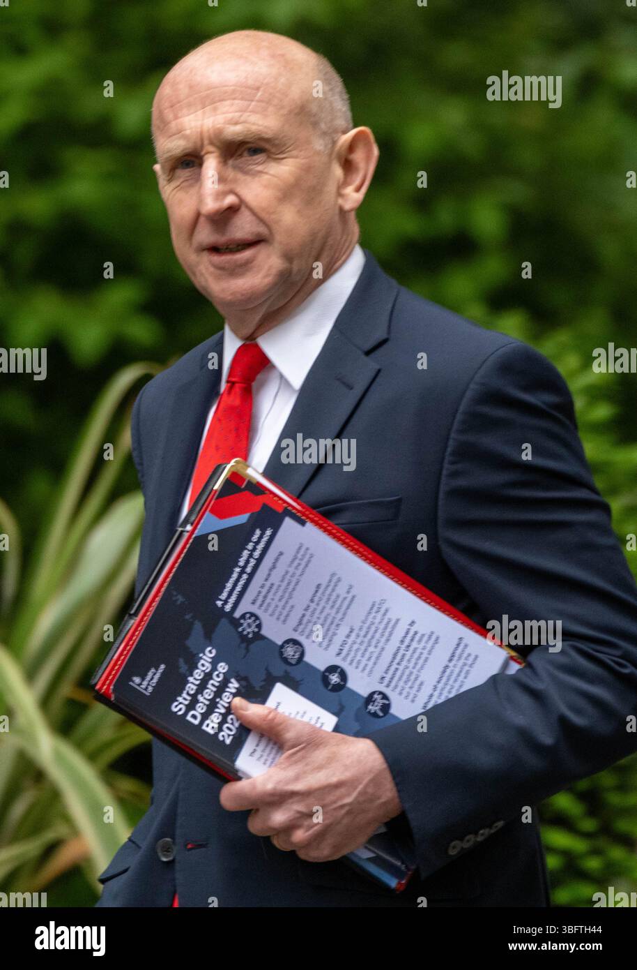 Londra, Regno Unito. 3 giugno 2025. John Healey, Segretario della difesa, con una copia della revisione strategica della difesa, in una riunione di gabinetto al 10 di Downing Street a Londra. Crediti: Ian Davidson/Alamy Live News Foto Stock