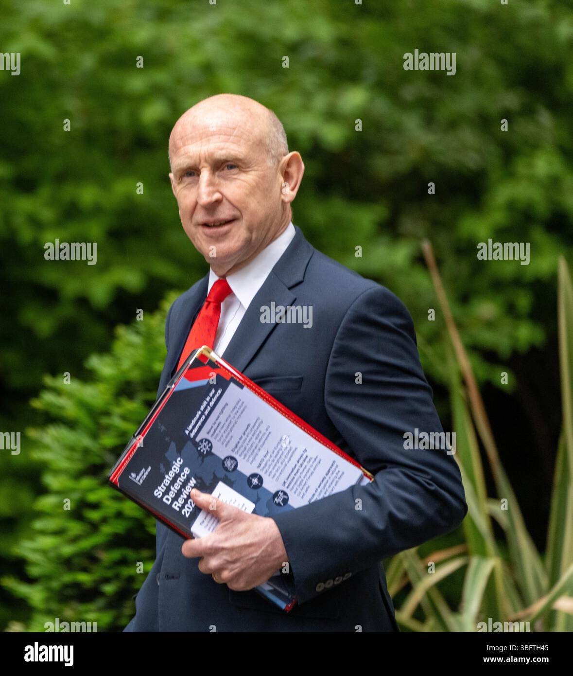 Londra, Regno Unito. 3 giugno 2025. John Healey, Segretario della difesa, con una copia della revisione strategica della difesa, in una riunione di gabinetto al 10 di Downing Street a Londra. Crediti: Ian Davidson/Alamy Live News Foto Stock