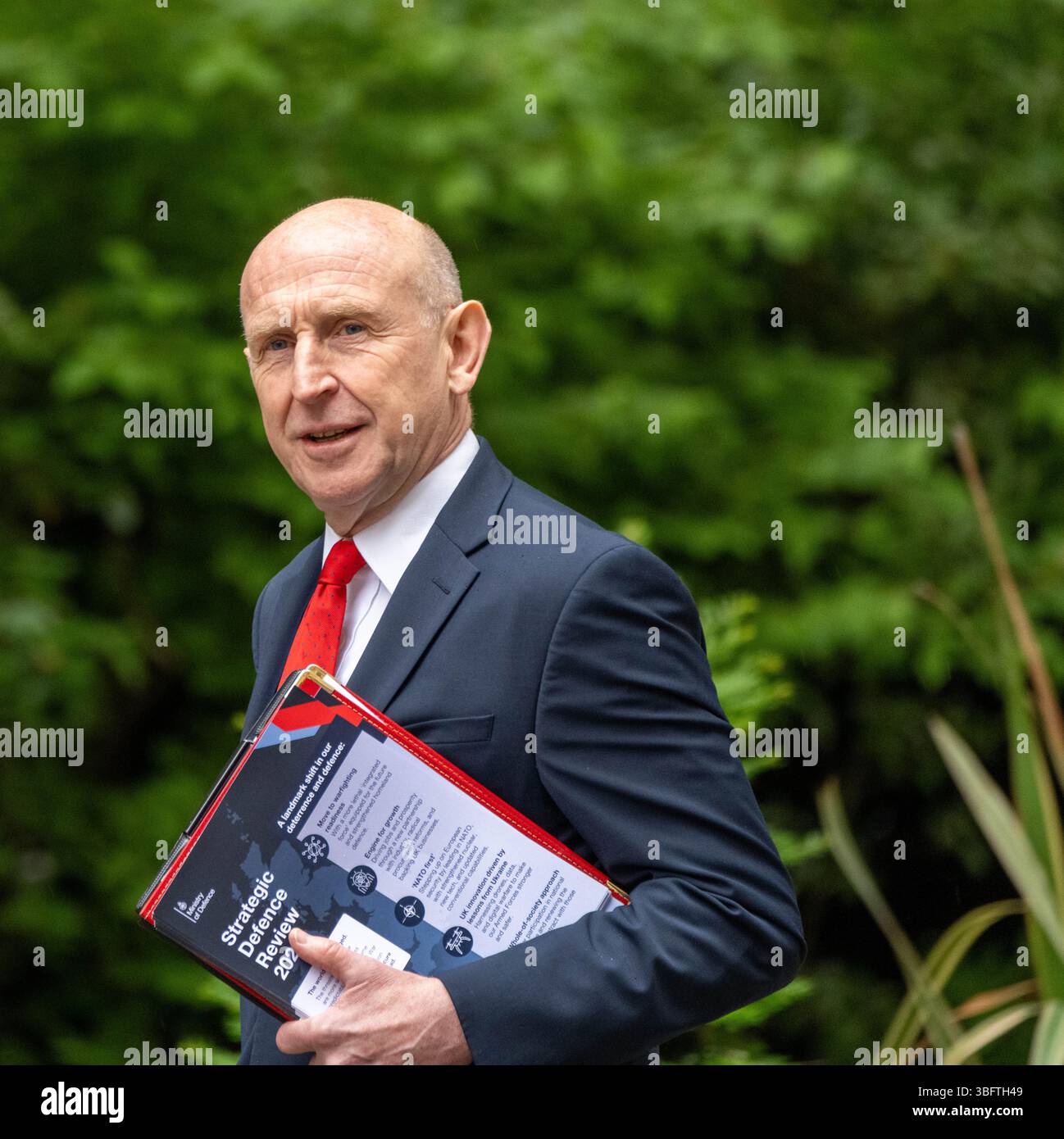 Londra, Regno Unito. 3 giugno 2025. John Healey, Segretario della difesa, con una copia della revisione strategica della difesa, in una riunione di gabinetto al 10 di Downing Street a Londra. Crediti: Ian Davidson/Alamy Live News Foto Stock