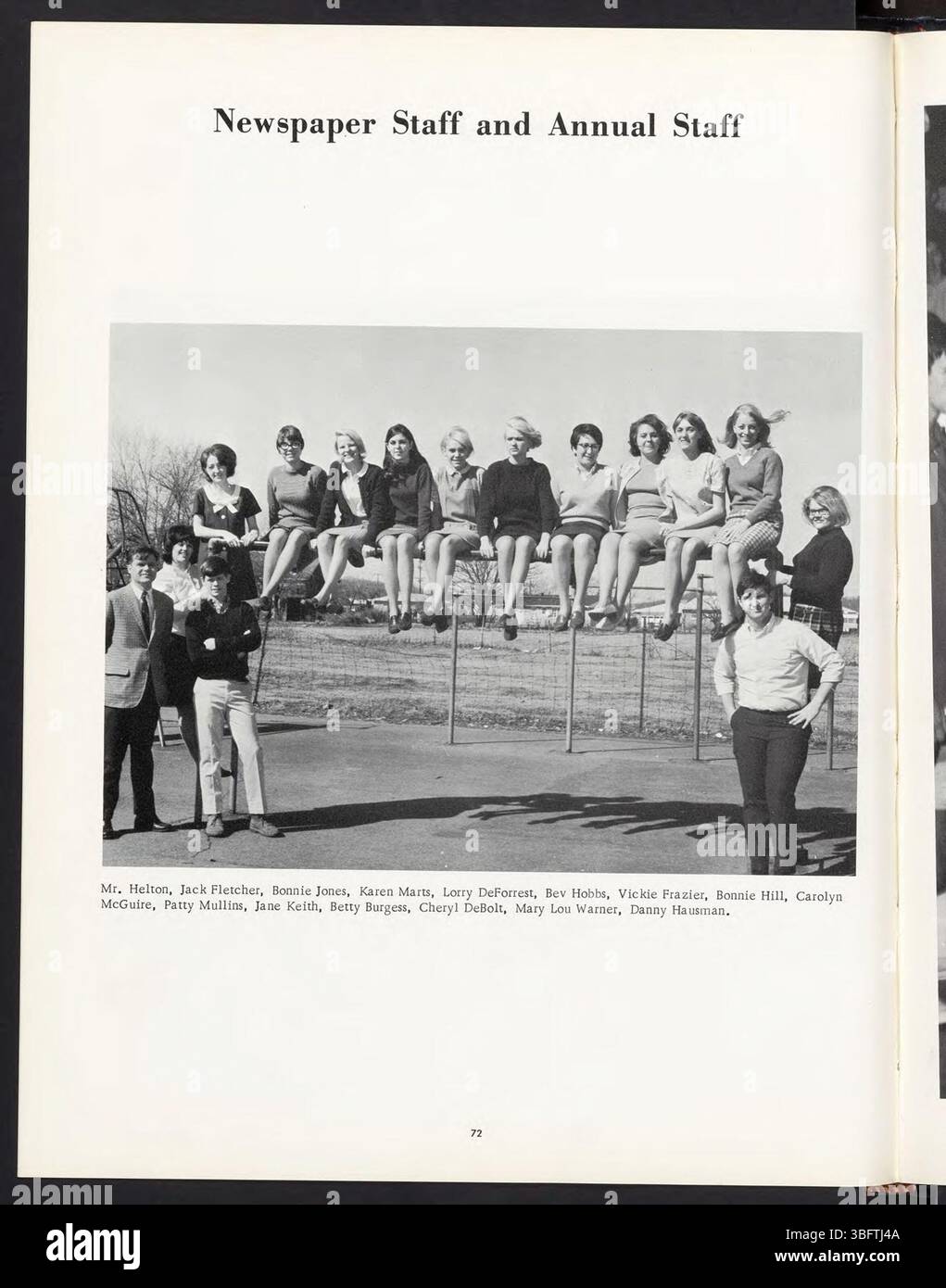 L'annuario della Trenton High School del 1968 presenta varie fotografie della vita studentesca, tra cui lauree, ritratti di classe ed eventi scolastici significativi. Funge da record visivo dell'anno, documentando le attività e le tradizioni degli studenti. Foto Stock