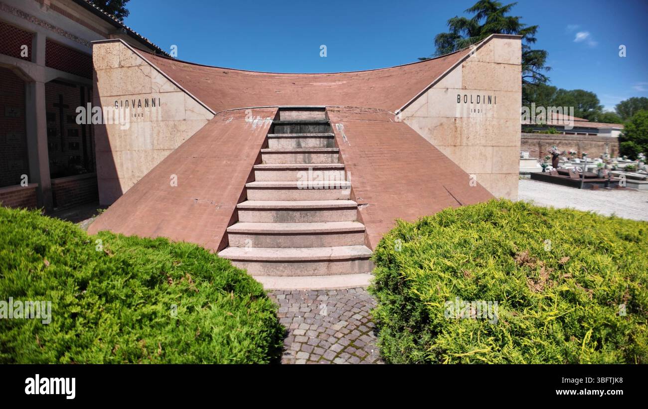 Ferrara, Italia - 17 maggio 2025: Scalinata che conduce alla tomba monumentale di Giovanni Boldini, famoso pittore italiano, nel cimitero della Foto Stock