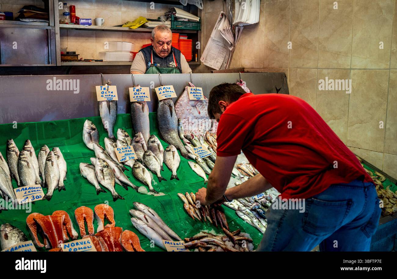 Pesce fresco in vendita in un mercato di strada a Besiktas, Istanbul, Turchia Foto Stock