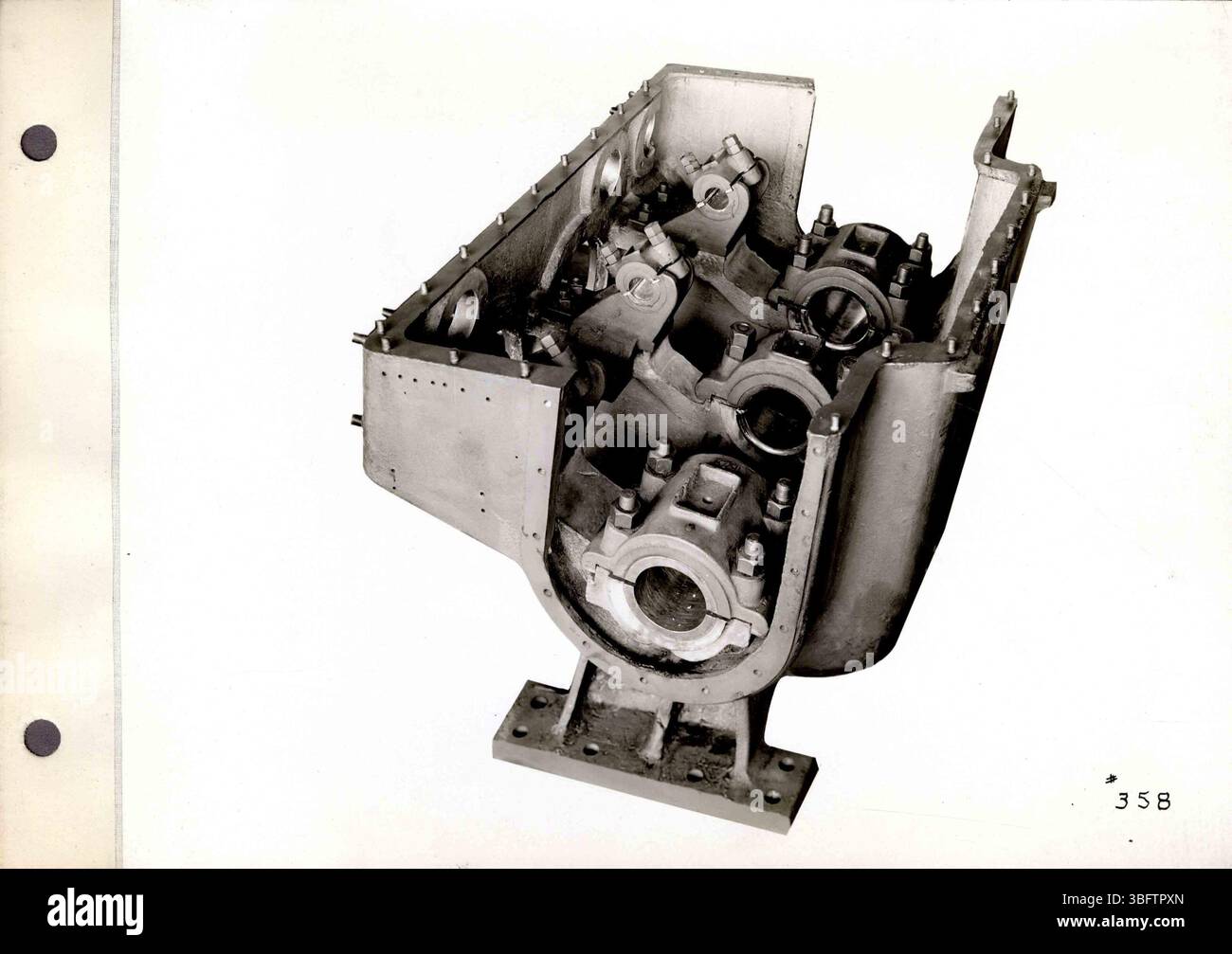 Pagina 63 include fotografie in bianco e nero che ritraggono trattori a olio Rumely e scene di fabbrica di la porte, Indiana. Le descrizioni digitate sul retro offrono un contesto dettagliato. Foto Stock