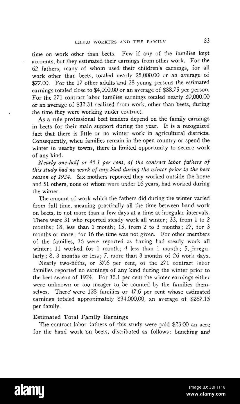 Una fotografia del 1926 cattura i bambini che lavorano nei campi di barbabietole da zucchero di South Platte Valley, Colorado. Questa immagine documenta il ruolo dei bambini nell'agricoltura in un periodo di difficoltà economiche e la diffusa dipendenza dal lavoro minorile nei distretti rurali. Foto Stock