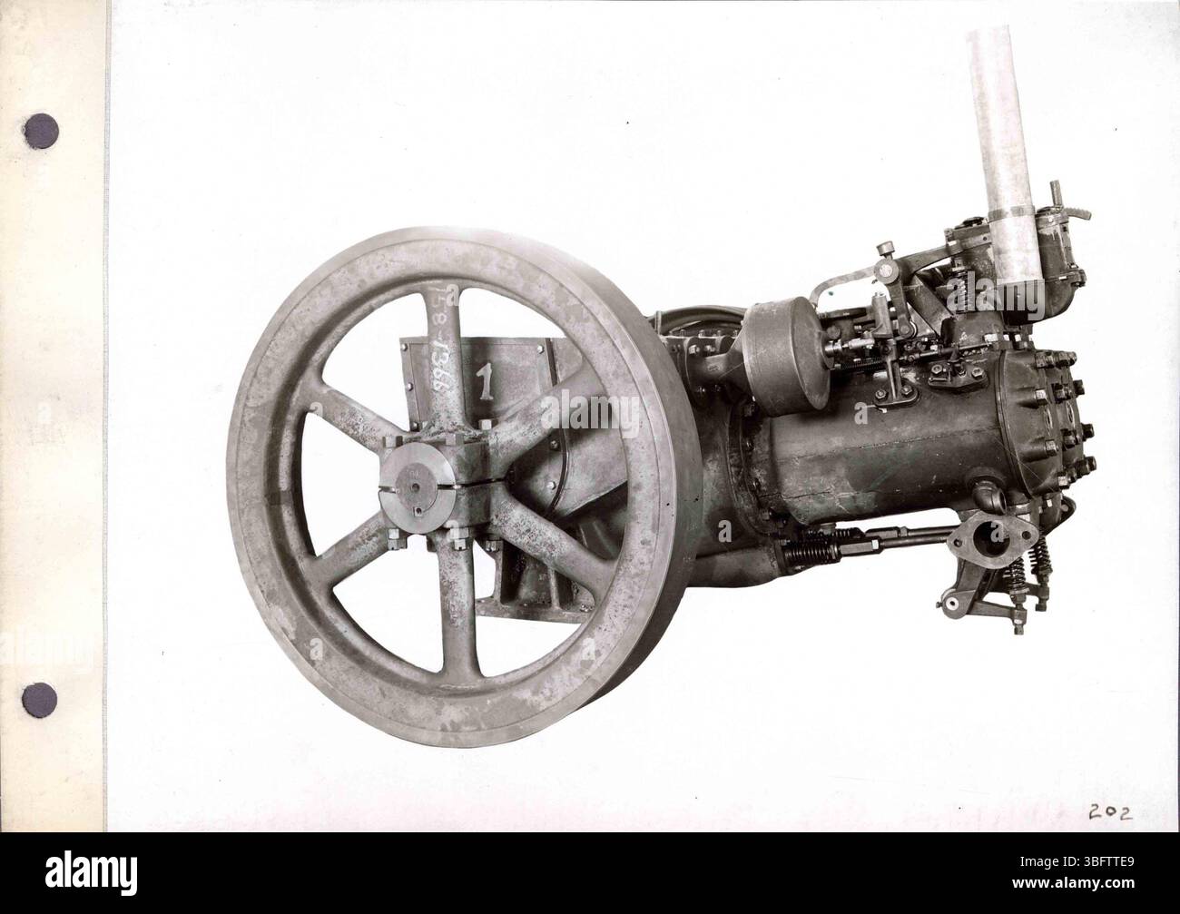 Questa pagina della collezione fotografica Rumely Manufacturing Co. Mostra i modelli di trattori a trazione di olio e le immagini dello stabilimento la porte, offrendo uno sguardo alle prime fasi di produzione dei trattori. Foto Stock