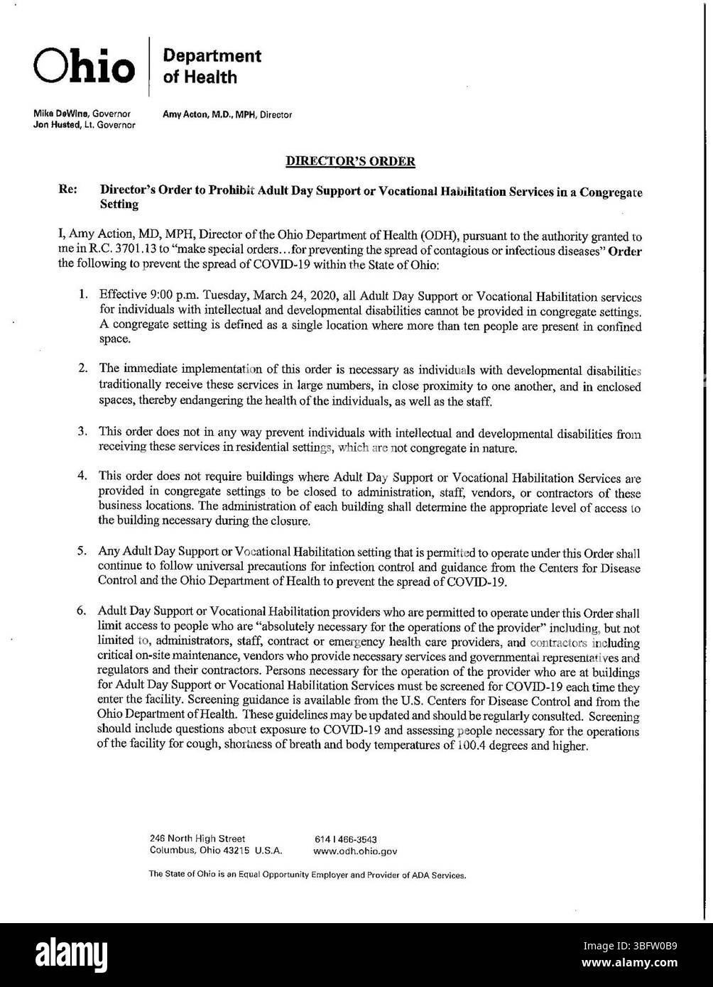 Il presente documento delinea l'ordine del direttore di vietare i servizi di sostegno diurno per adulti o di abilitazione professionale in contesti congregati in Ohio in risposta alla pandemia di COVID-19. L'ordine è stato firmato il 21 marzo 2020 per proteggere le popolazioni vulnerabili. Foto Stock