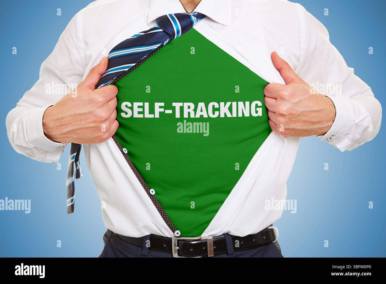 L'uomo d'affari rivela uno slogan autoinseguimento sotto la sua camicia come concetto per il sé quantificato. Foto Stock