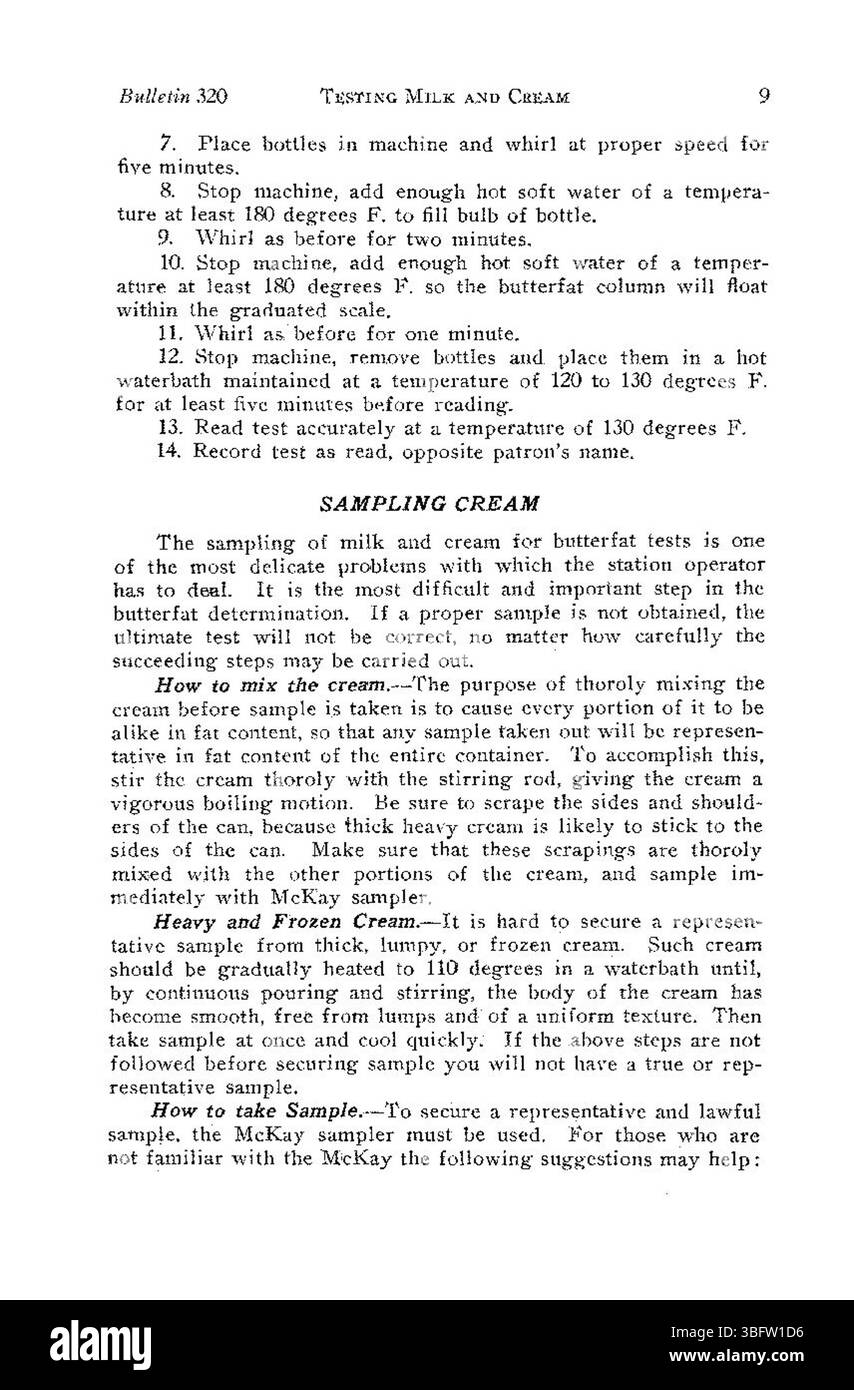 Il presente documento si concentra sui metodi di test e manipolazione del latte e della crema in modo da garantire la pulizia, prevenire la contaminazione e mantenere alta la qualità dei prodotti lattiero-caseari durante tutto il loro ciclo di vita. Foto Stock