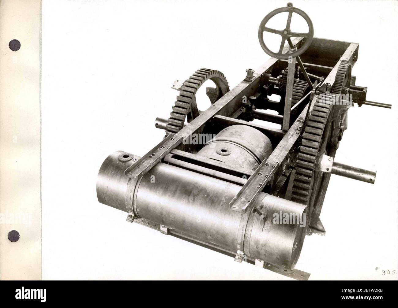 Una collezione di fotografie in bianco e nero con trattori a olio Rumely e scene di fabbrica a la porte, Indiana. Le descrizioni digitate sul retro forniscono informazioni su ciascun modello e sul suo significato nel settore agricolo. Foto Stock