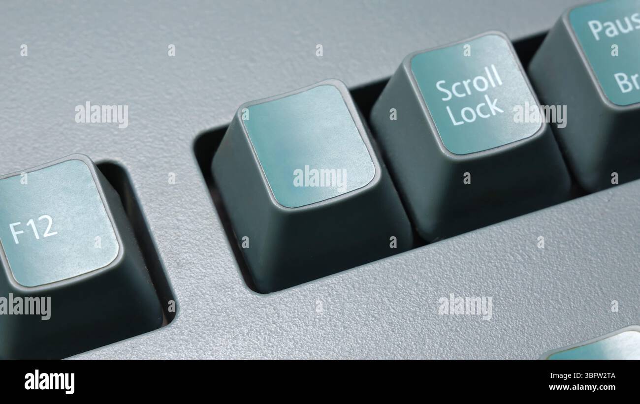 Primo piano di un interruttore a chiave vuoto vuoto vuoto su una vecchia tastiera di un PC desktop retrò, tasto personalizzato in stile vintage accanto ai pulsanti di blocco scorrimento e funzione, m Foto Stock