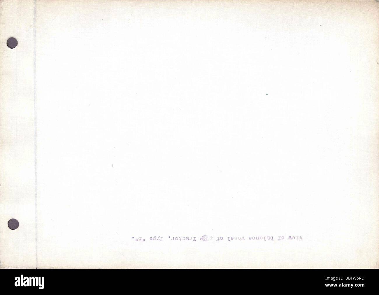 Questa collezione di fotografie in bianco e nero della Rumely Manufacturing Co. Mostra vari modelli dei trattori a olio dell'azienda, insieme alle immagini dello stabilimento di la porte, Indiana. Le descrizioni digitate accompagnano le fotografie, evidenziando le caratteristiche dei prodotti. Foto Stock